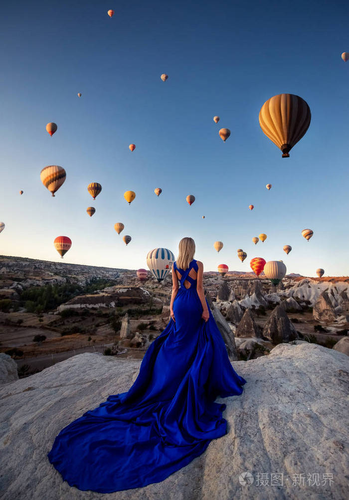 山上羡慕许多降落伞在天空和日出享受平静的气氛和孤独自由与宁静jpg