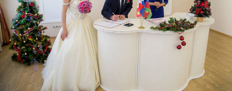 在婚礼宫庄严登记结婚图片