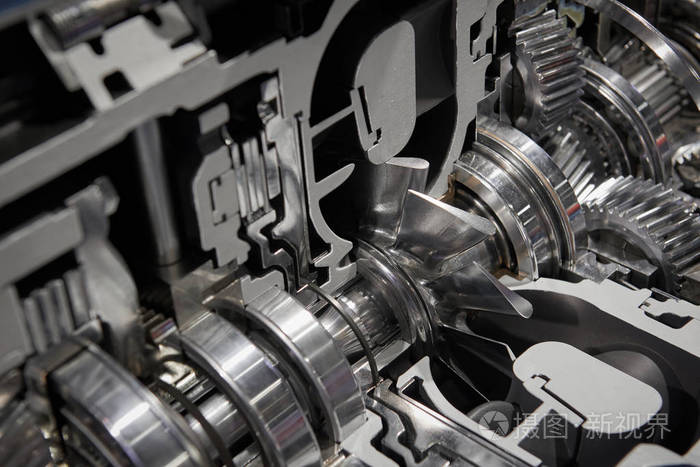 商用卡车变速箱横截面对角线视图与轴齿轮轴承密封件和冷却风扇螺旋