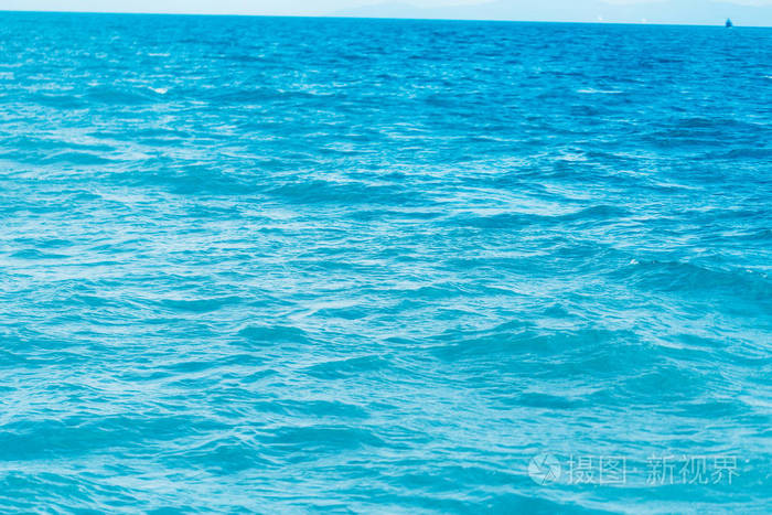 明亮的蓝色海洋以光滑的波浪背景