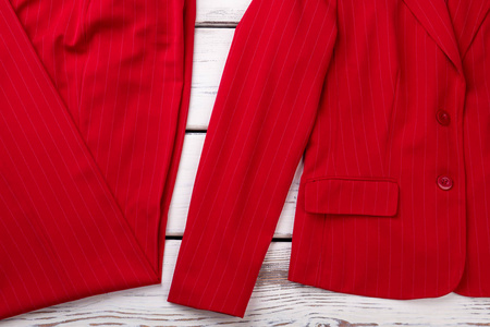 女性红色经典套装, 木质背景
