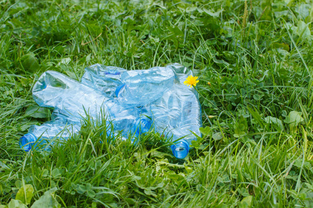 矿泉水瓶回收公园草坪上的矿泉水瓶, 垃圾的环境照片