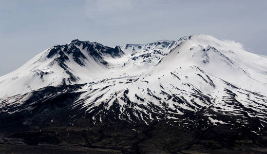 白雪覆盖的圣海伦火山口熔岩圆顶图片