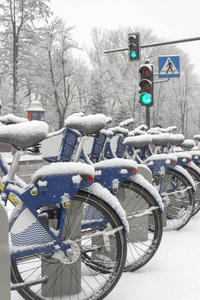 冰雪覆盖的城市自行车