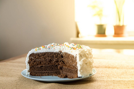 巧克力蛋糕配白奶油罩
