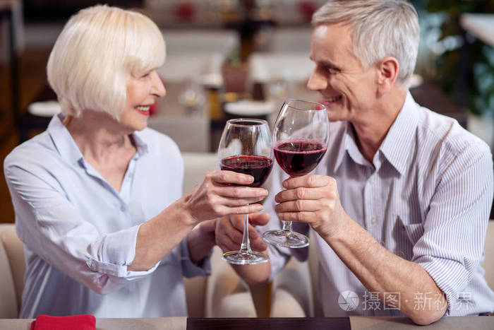 诱人的成熟夫妇喝葡萄酒