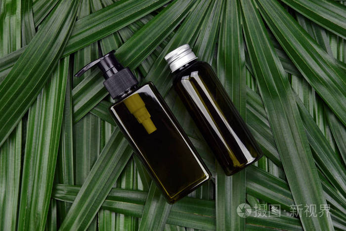 化妆品瓶容器上的绿色草药叶子背景, 空白标签的品牌模型, 天然护肤美容产品概念