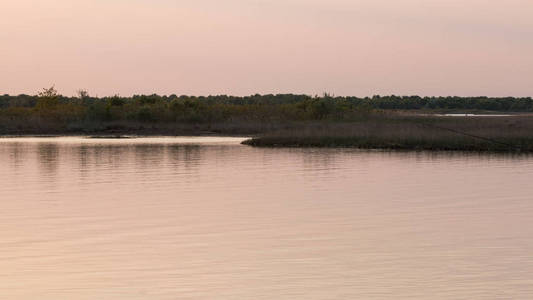 日落时的BiBione泻湖