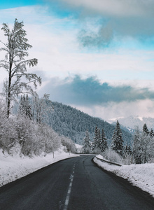 冬天的路。 冬季景观中的空路。