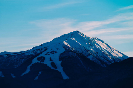 高山雪山, 美丽的自然冬日背景。冰顶 o