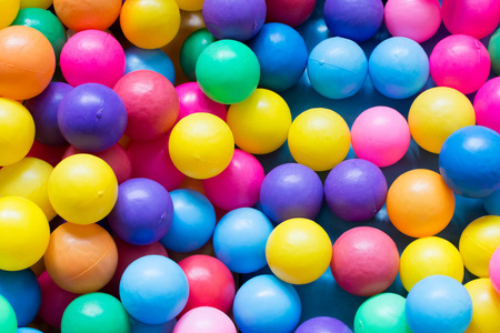 五颜六色的塑料球,对儿童游乐场照片