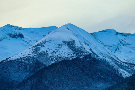 高山雪山, 美丽的自然冬日背景。冰顶 o