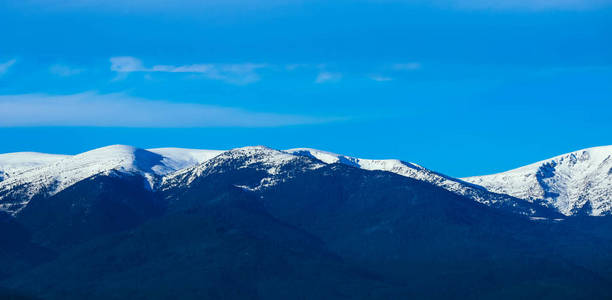 高山雪山, 美丽的自然冬日背景。冰顶 o