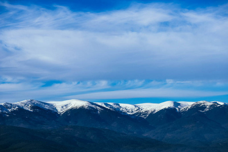 高山雪山, 美丽的自然冬日背景。冰顶 o