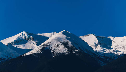 高山雪山, 美丽的自然冬日背景。冰顶 o