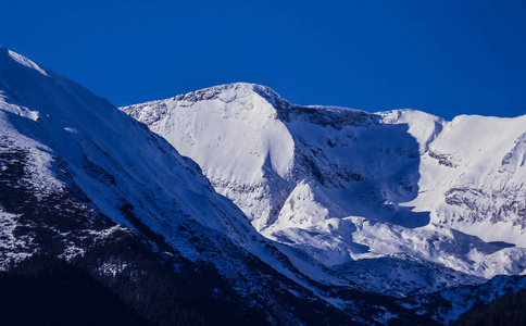 高山雪山, 美丽的自然冬日背景。冰顶 o