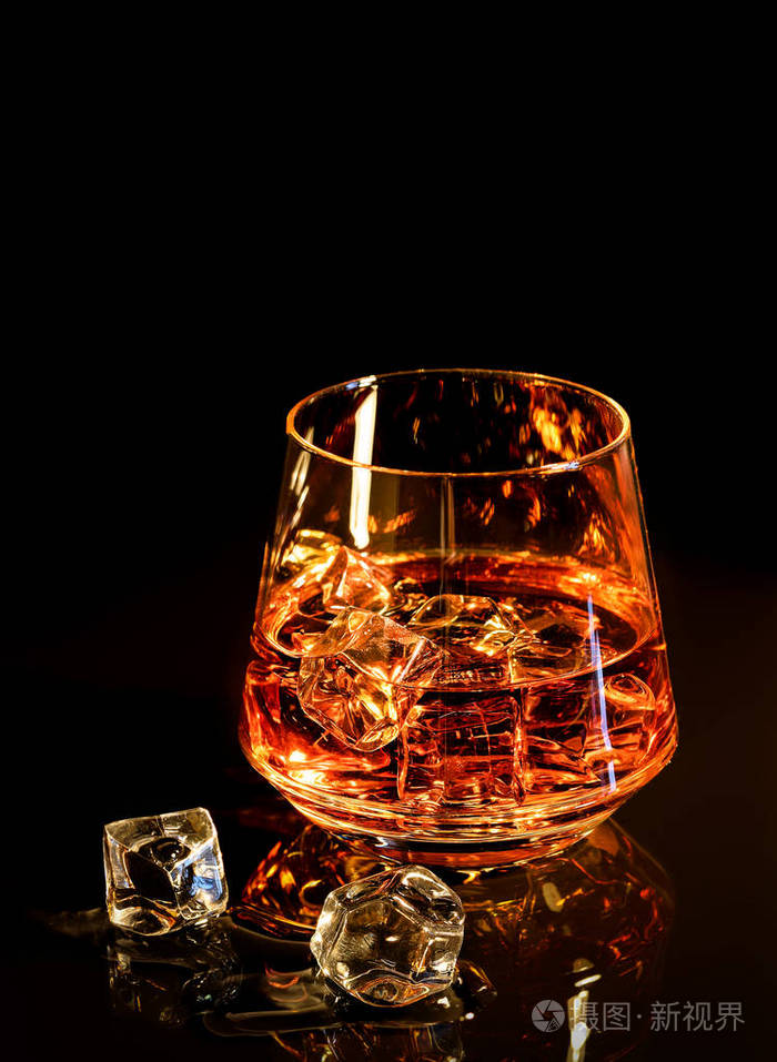 威士忌加冰在黑色背景上的玻璃