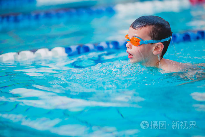 男孩游泳自由泳