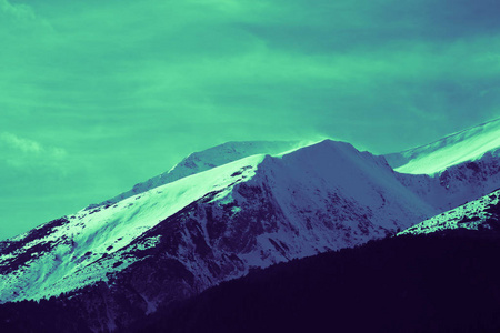 高山雪山, 美丽的自然冬日背景。冰顶 o