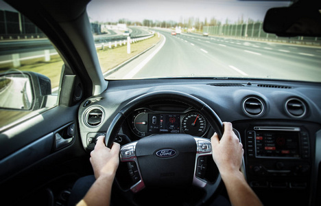 驱动程序的观点驾驶汽车在高速公路上的观点第一人称视角照片