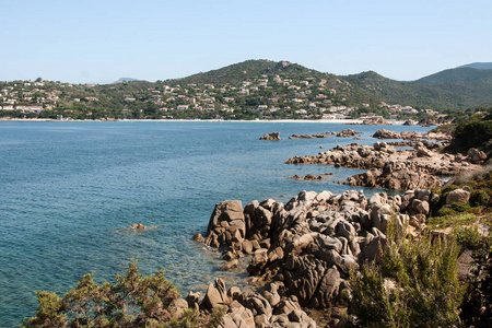 西科西嘉，法国岛屿，野生海岸景观，石头。