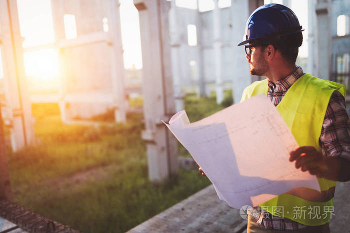 青年商人建筑工地工程师蓝印