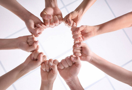 团结理念年轻人把拳头放在圆圈里作为团结的象征手势,拳头,团结成功!