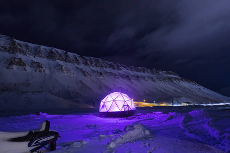 壁纸挪威风景自然的斯皮茨伯根山脉漫长的岁月，紫色温室的斯瓦尔巴极地之夜与北极的冬天