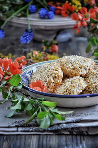 自制的燕麦饼干，用芝麻装饰春花