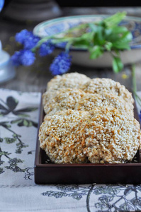 自制的燕麦饼干，用芝麻装饰春花