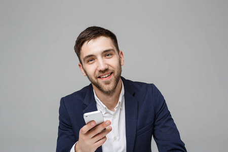 商业理念肖像英俊快乐英俊的商人在工作室打移动电话电话和微笑与笔记本电脑。白色背景