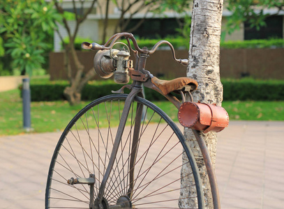 复古自行车与大前轮在公共公园。