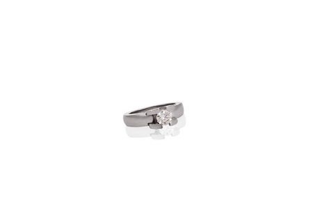 银金宝石戒指女性与大钻石在白色背景。设计首饰的好材料