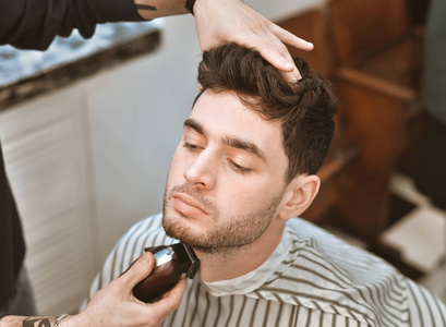 男人剃手毛图片