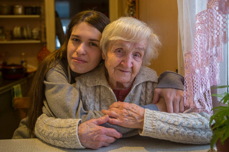 一位老妇人和她成年孙女的肖像。