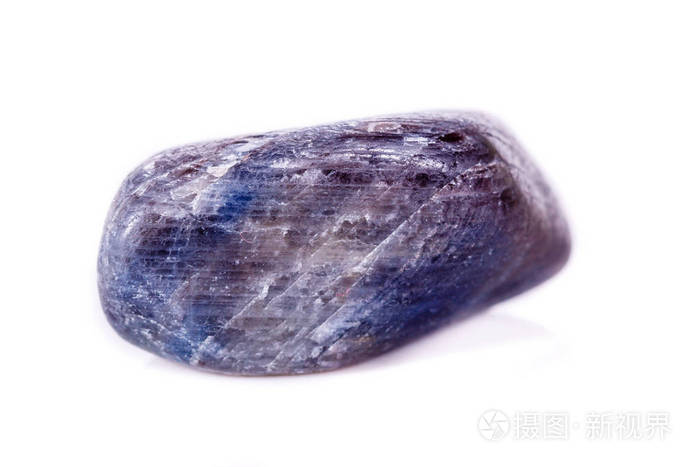 白色背景的宏观矿物石蓝宝石