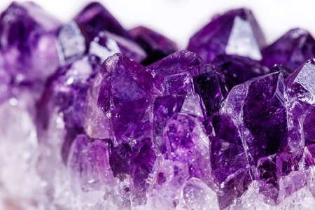 白色 backg 晶体中的宏观矿物石紫色紫水晶