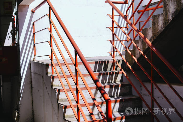 抽象紧急楼梯通道人灰色纹理颜色空楼梯室内灰色结构背景