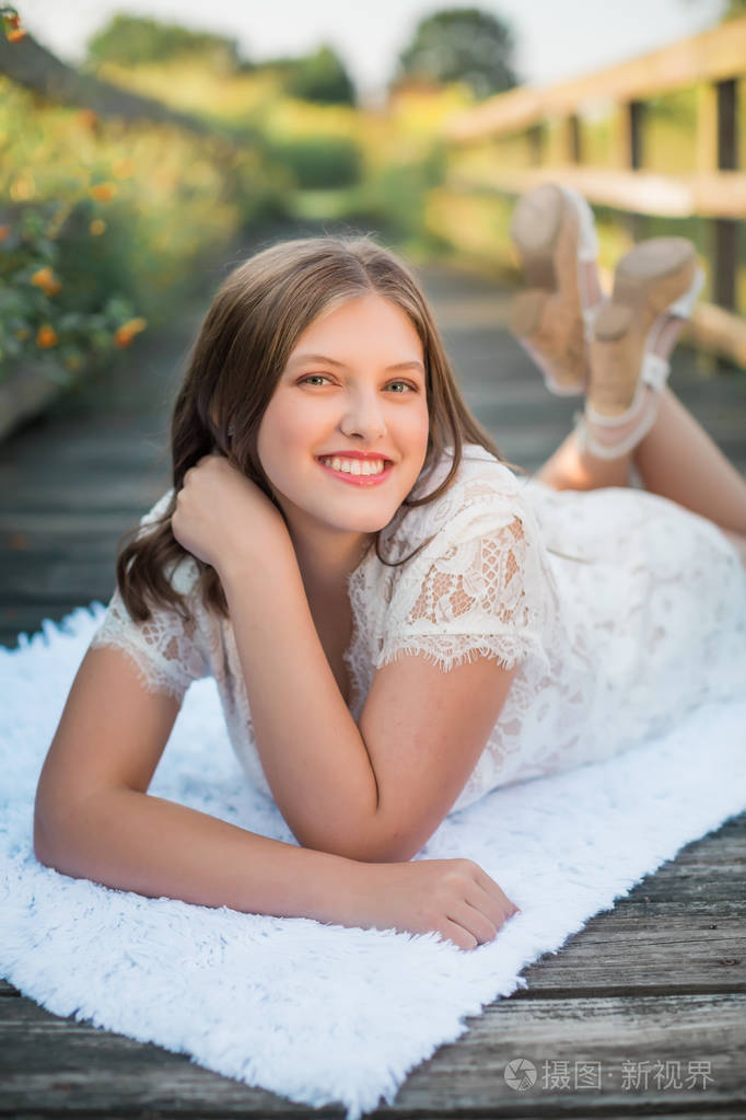 白人高中外高中女生