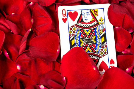 红玫瑰花瓣中的红心女王卡片图片