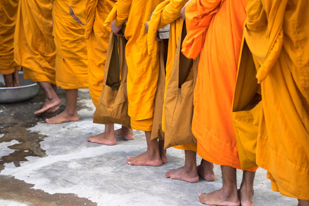越南南部的赤脚僧侣排脚仪式照片