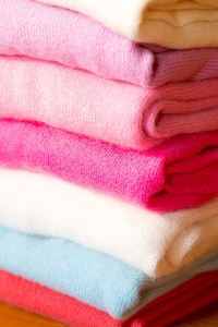 一堆不同颜色的针织毛衣是