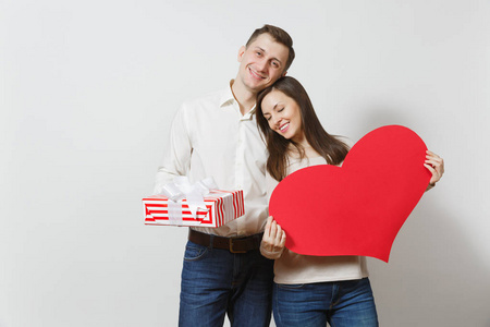 热恋中的情侣男人和女人带着大红心, 礼物盒上有白色的背景。复制空间广告。St. 情人节国际妇女节生日假期概念