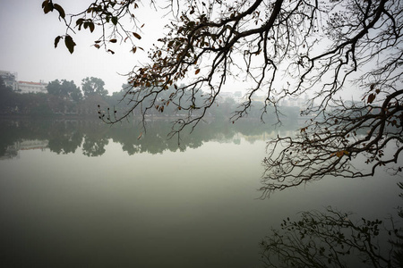 在河内市中心的 hoan kiem 湖, 冬季在湖景观上的树枝照片