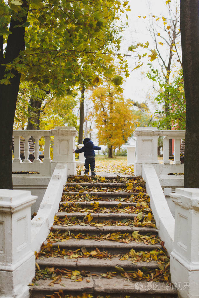 小男孩在台阶上.父母, 家庭日 5月15日, 爱, 父母, 孩子的