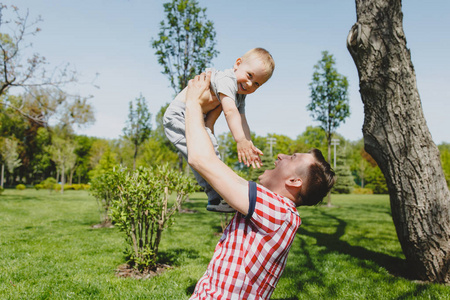 玉米地民儿日娘快乐的人走在绿色的公园, 休息, 玩得开心, 玩耍, 高高