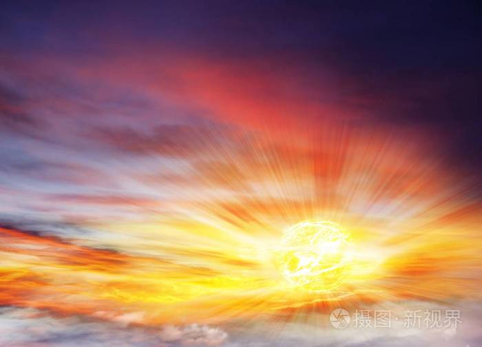 上帝的眼睛.美丽明亮的日落. 天堂的背景.黑暗的天空中的光.太