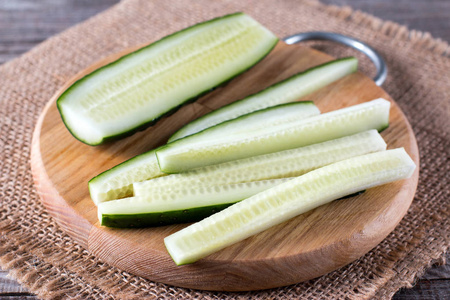 切木板上的鲜黄瓜长片照片