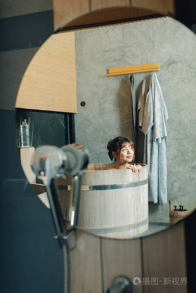 奥森系列亚洲妇女在木制浴缸中的镜子反射