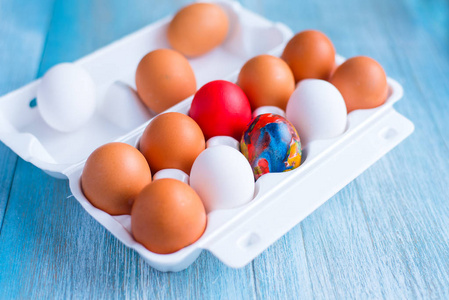 彩色复活节彩蛋，有白色和棕色的蛋盒